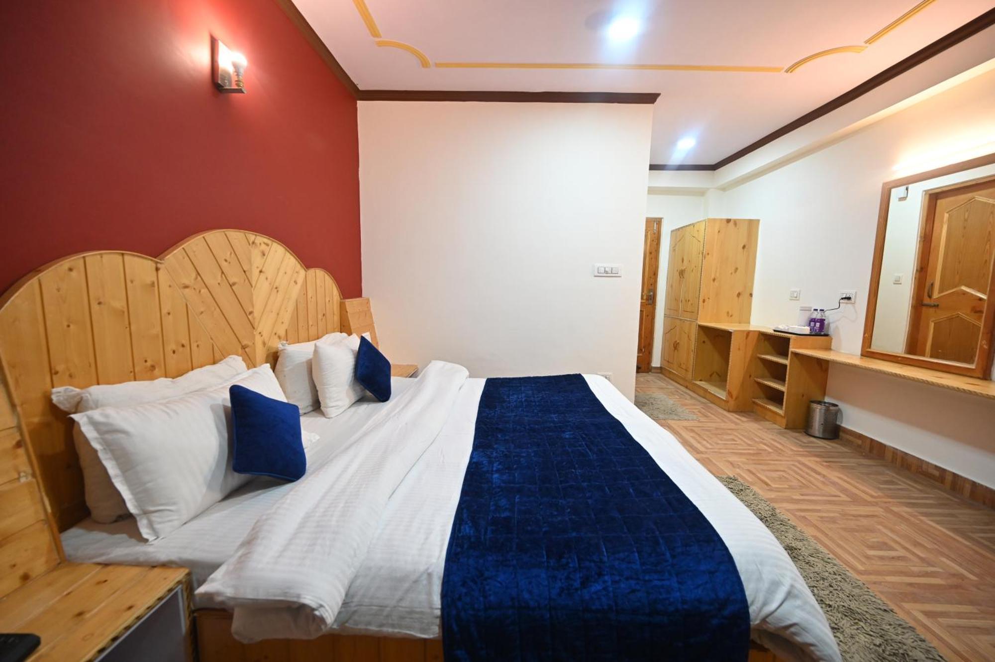 Krishana Cottage A Pure Veg !!!300 M From Hadimba Temple!!!Balcony Rooms!!!Veg Restaurant!!!Couple Friendly!!!Family Cottage!!! Manāli Exterior foto