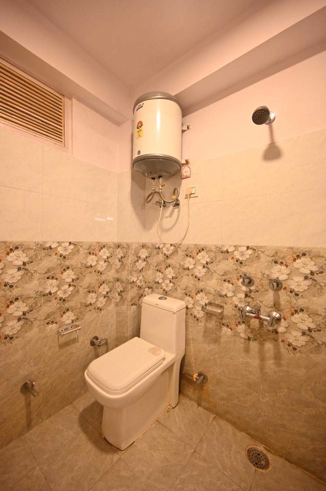 Krishana Cottage A Pure Veg !!!300 M From Hadimba Temple!!!Balcony Rooms!!!Veg Restaurant!!!Couple Friendly!!!Family Cottage!!! Manāli Exterior foto