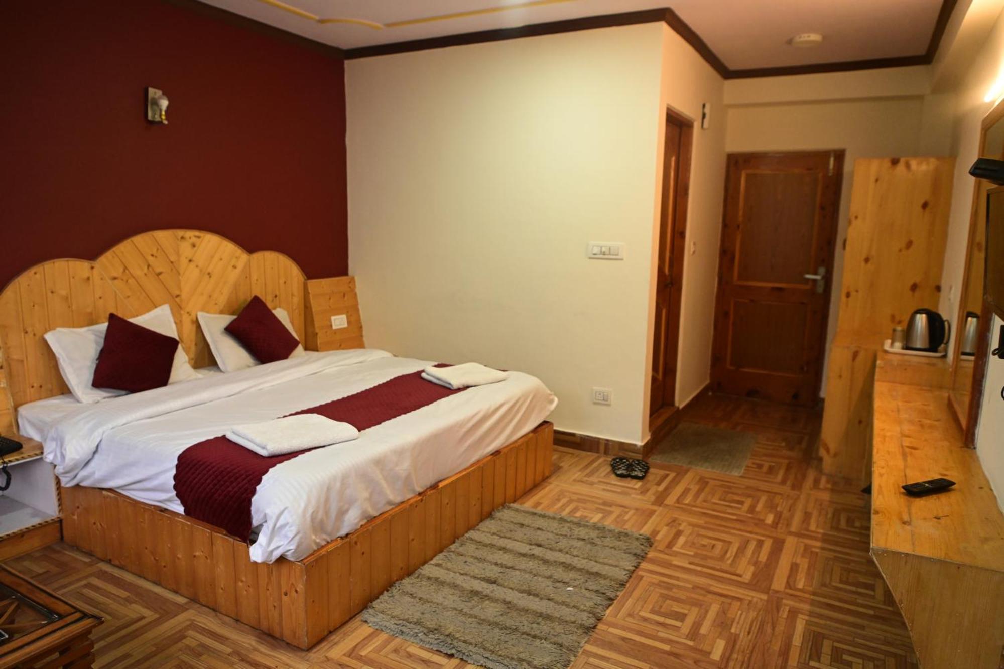 Krishana Cottage A Pure Veg !!!300 M From Hadimba Temple!!!Balcony Rooms!!!Veg Restaurant!!!Couple Friendly!!!Family Cottage!!! Manāli Exterior foto