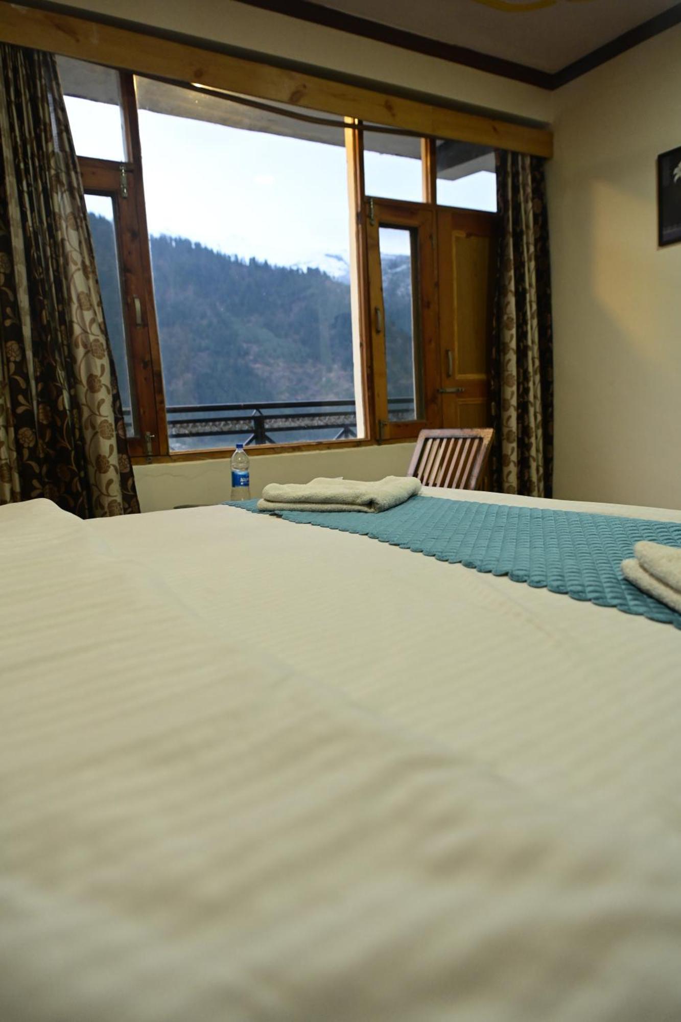 Krishana Cottage A Pure Veg !!!300 M From Hadimba Temple!!!Balcony Rooms!!!Veg Restaurant!!!Couple Friendly!!!Family Cottage!!! Manāli Exterior foto