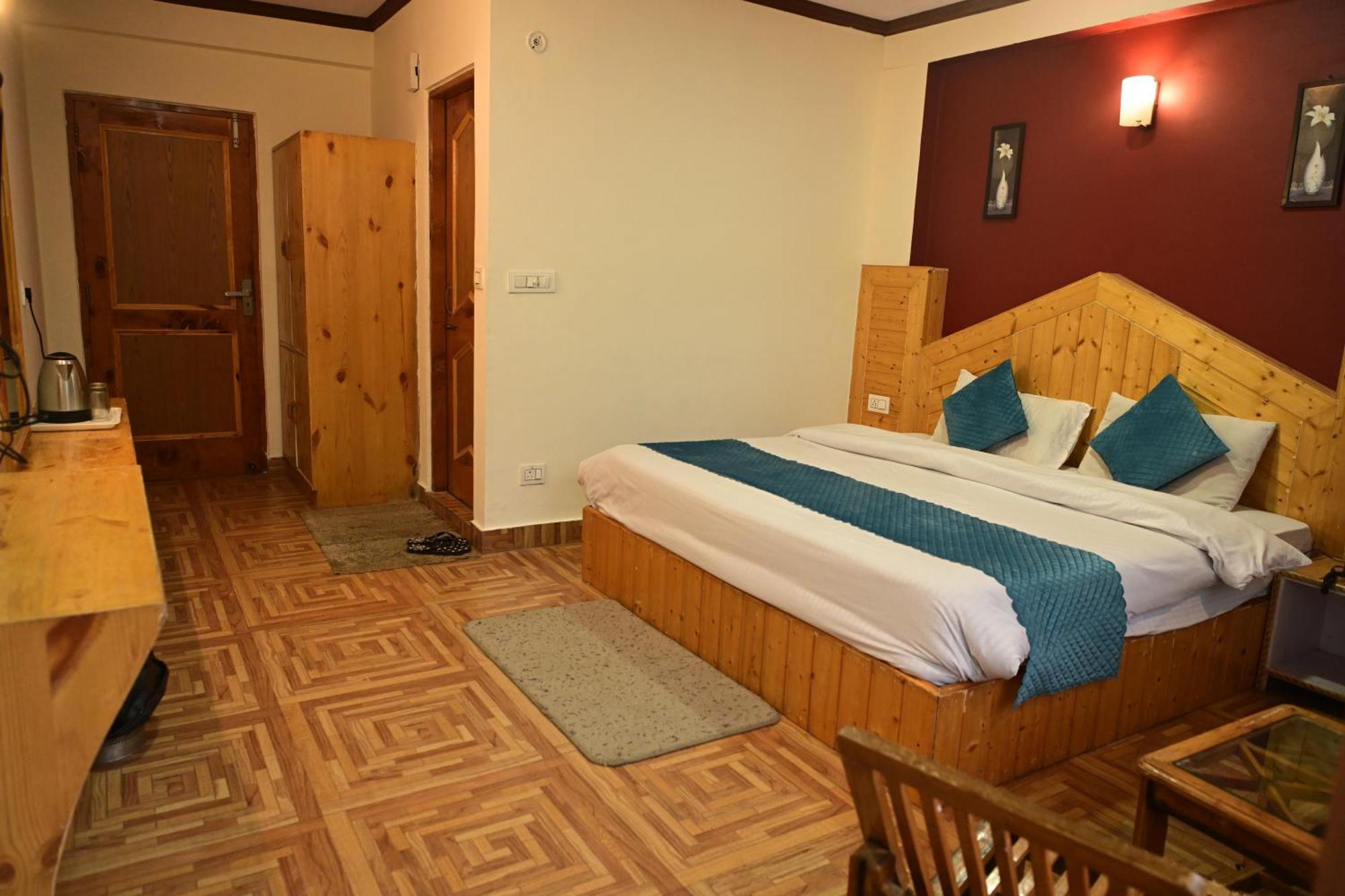 Krishana Cottage A Pure Veg !!!300 M From Hadimba Temple!!!Balcony Rooms!!!Veg Restaurant!!!Couple Friendly!!!Family Cottage!!! Manāli Exterior foto