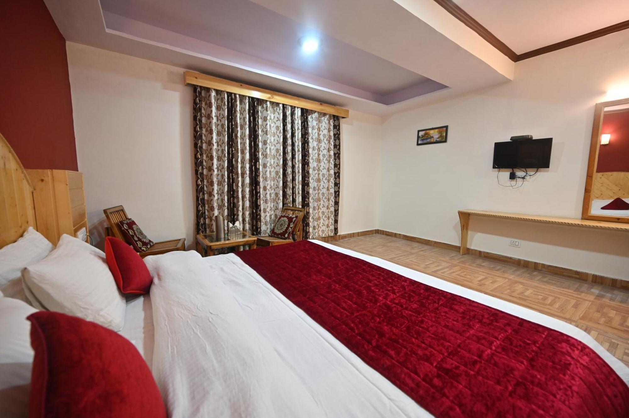 Krishana Cottage A Pure Veg !!!300 M From Hadimba Temple!!!Balcony Rooms!!!Veg Restaurant!!!Couple Friendly!!!Family Cottage!!! Manāli Exterior foto