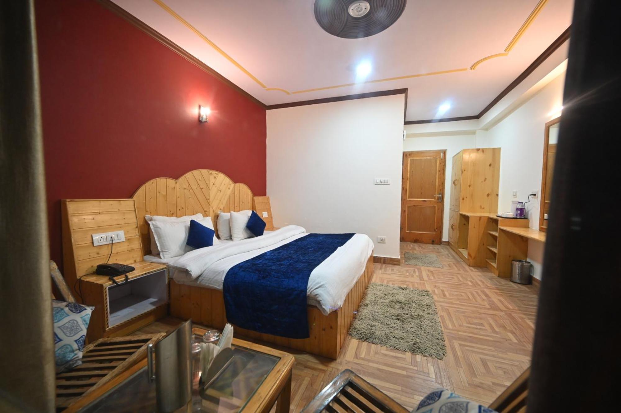 Krishana Cottage A Pure Veg !!!300 M From Hadimba Temple!!!Balcony Rooms!!!Veg Restaurant!!!Couple Friendly!!!Family Cottage!!! Manāli Exterior foto