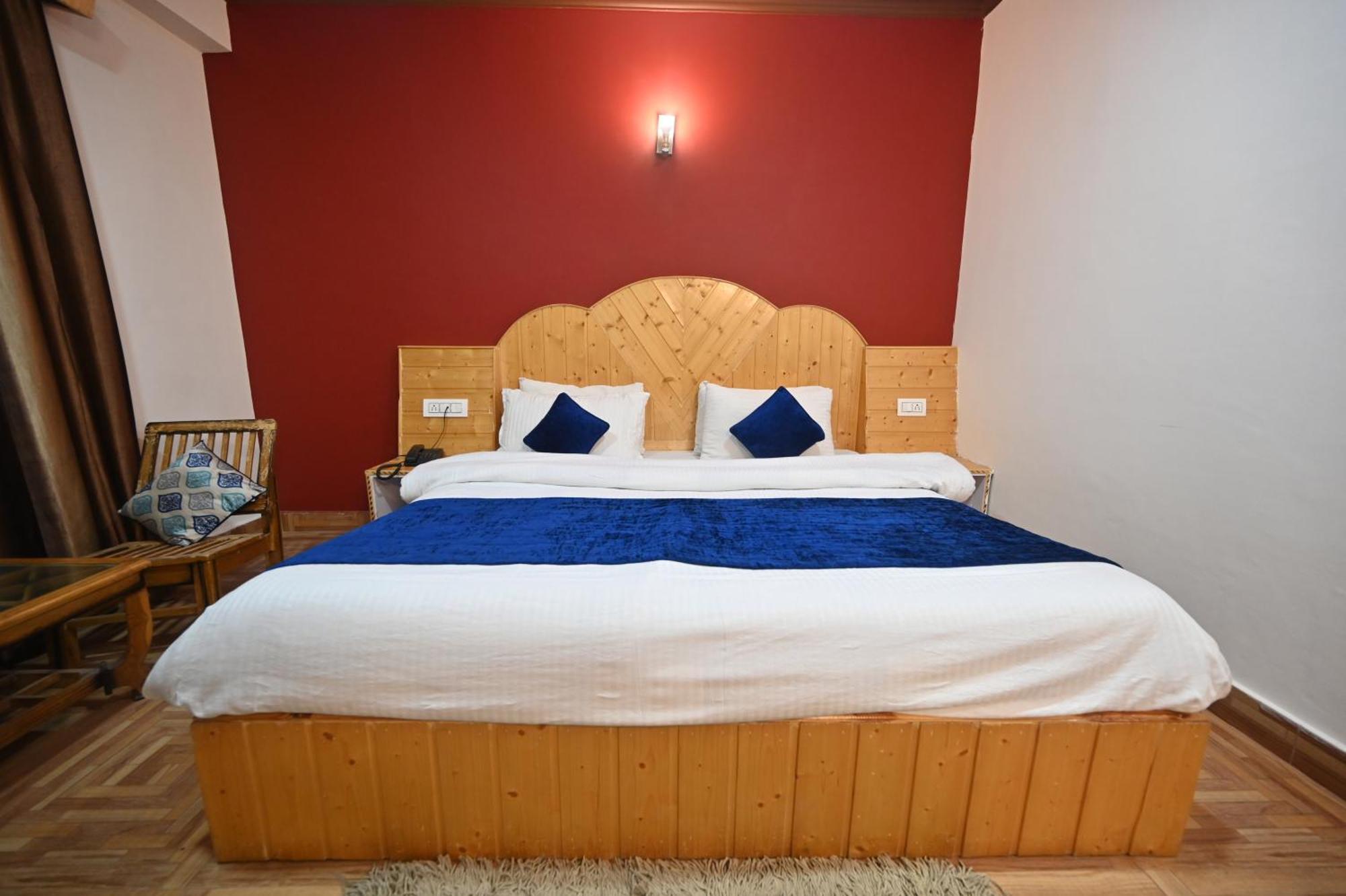 Krishana Cottage A Pure Veg !!!300 M From Hadimba Temple!!!Balcony Rooms!!!Veg Restaurant!!!Couple Friendly!!!Family Cottage!!! Manāli Exterior foto