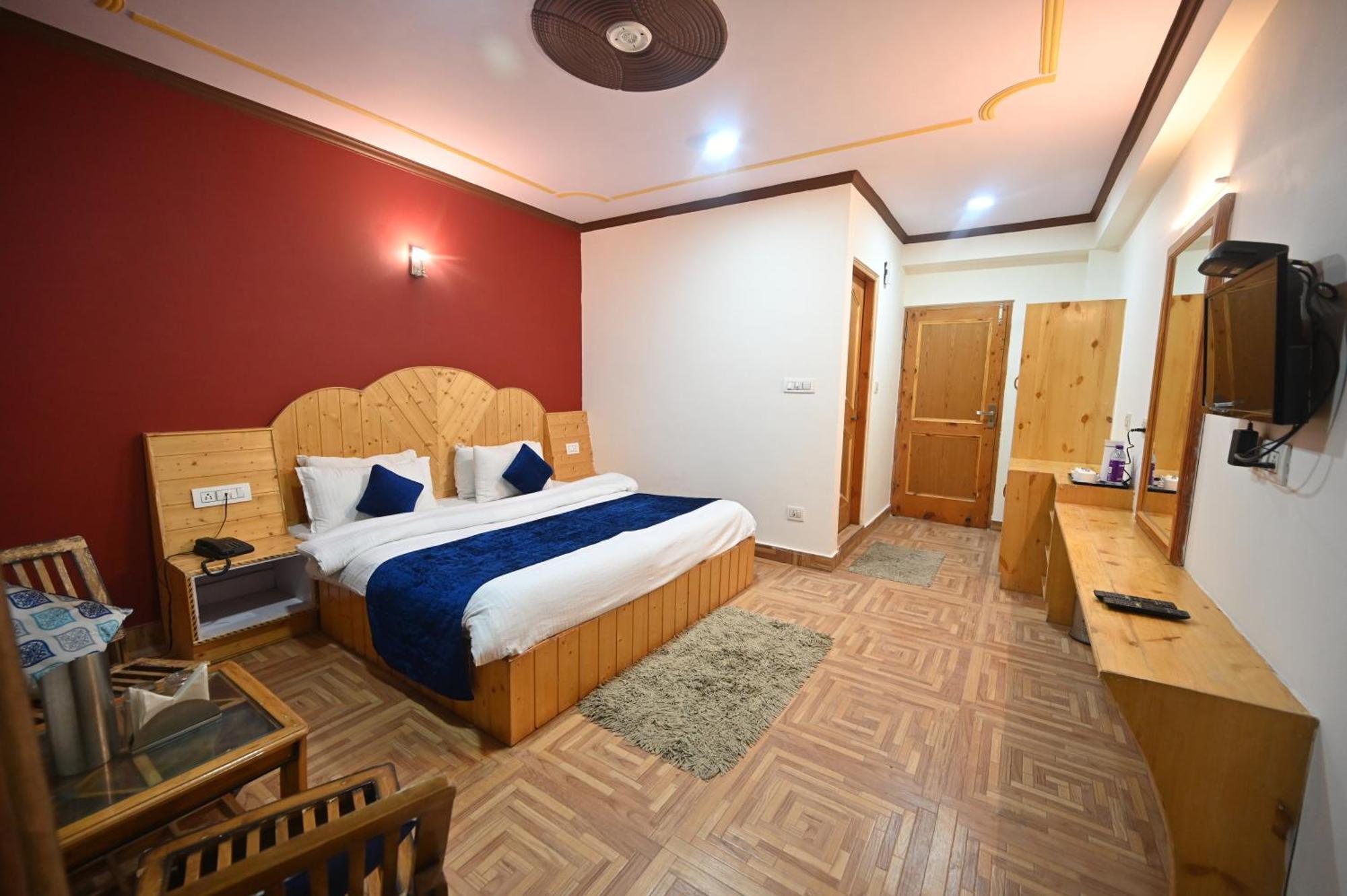 Krishana Cottage A Pure Veg !!!300 M From Hadimba Temple!!!Balcony Rooms!!!Veg Restaurant!!!Couple Friendly!!!Family Cottage!!! Manāli Exterior foto