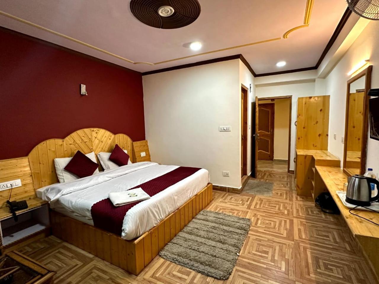 Krishana Cottage A Pure Veg !!!300 M From Hadimba Temple!!!Balcony Rooms!!!Veg Restaurant!!!Couple Friendly!!!Family Cottage!!! Manāli Habitación foto