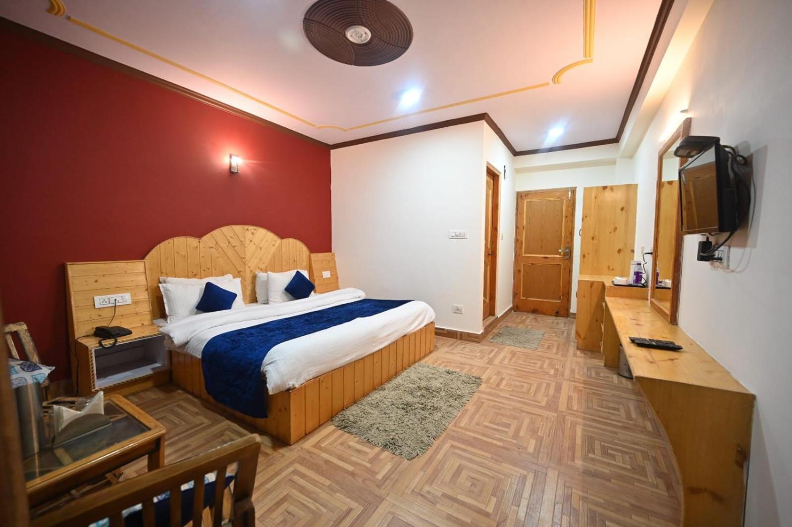 Krishana Cottage A Pure Veg !!!300 M From Hadimba Temple!!!Balcony Rooms!!!Veg Restaurant!!!Couple Friendly!!!Family Cottage!!! Manāli Habitación foto