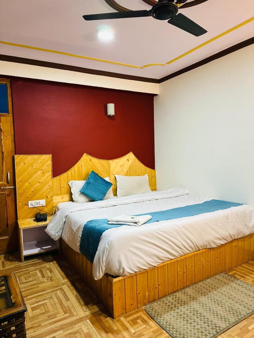 Krishana Cottage A Pure Veg !!!300 M From Hadimba Temple!!!Balcony Rooms!!!Veg Restaurant!!!Couple Friendly!!!Family Cottage!!! Manāli Exterior foto