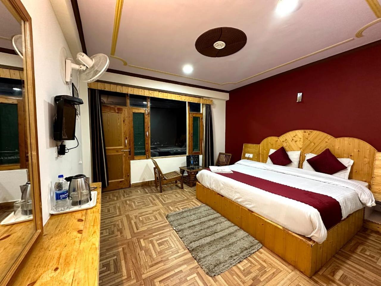 Krishana Cottage A Pure Veg !!!300 M From Hadimba Temple!!!Balcony Rooms!!!Veg Restaurant!!!Couple Friendly!!!Family Cottage!!! Manāli Exterior foto