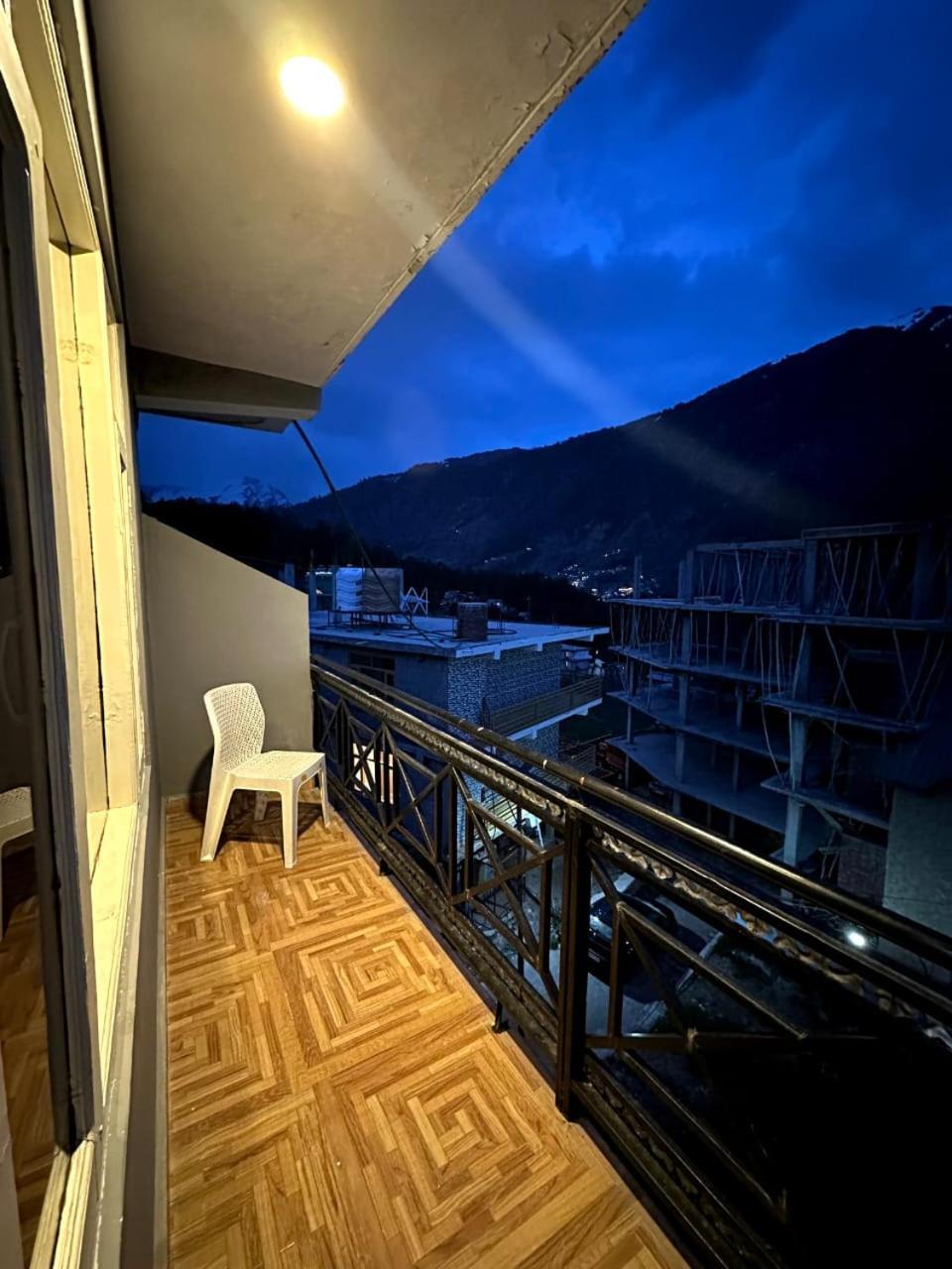 Krishana Cottage A Pure Veg !!!300 M From Hadimba Temple!!!Balcony Rooms!!!Veg Restaurant!!!Couple Friendly!!!Family Cottage!!! Manāli Exterior foto